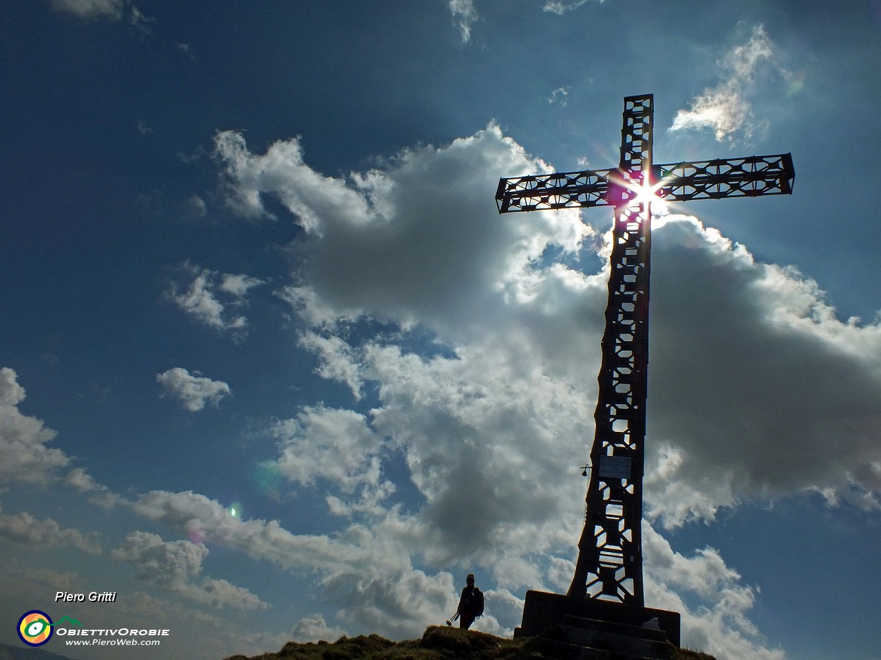 49 L'imponente croce del Pizzo Formico.JPG